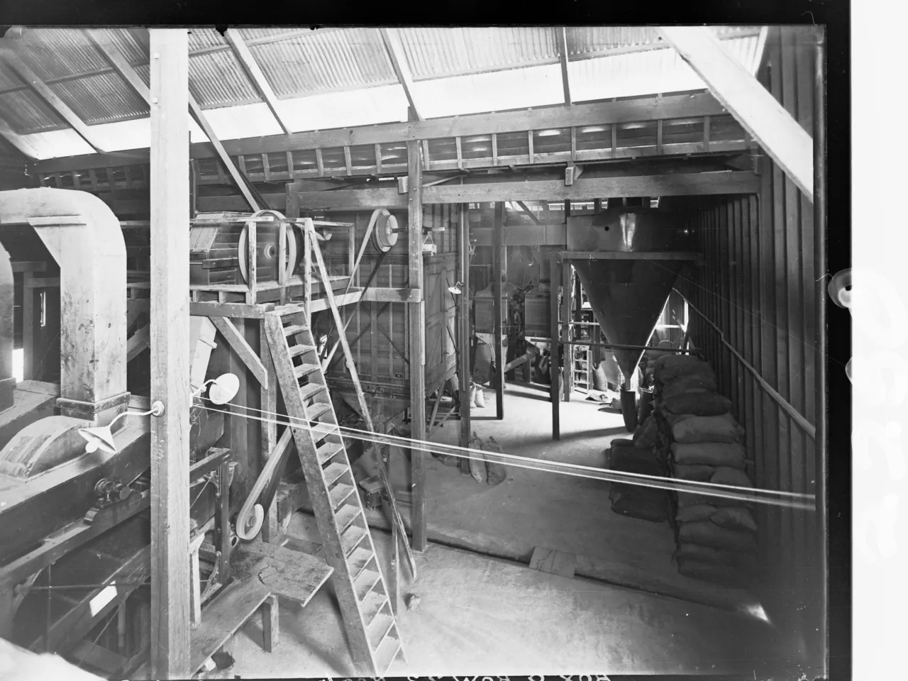 Interior de la planta de molienda de la cooperativa proveedora